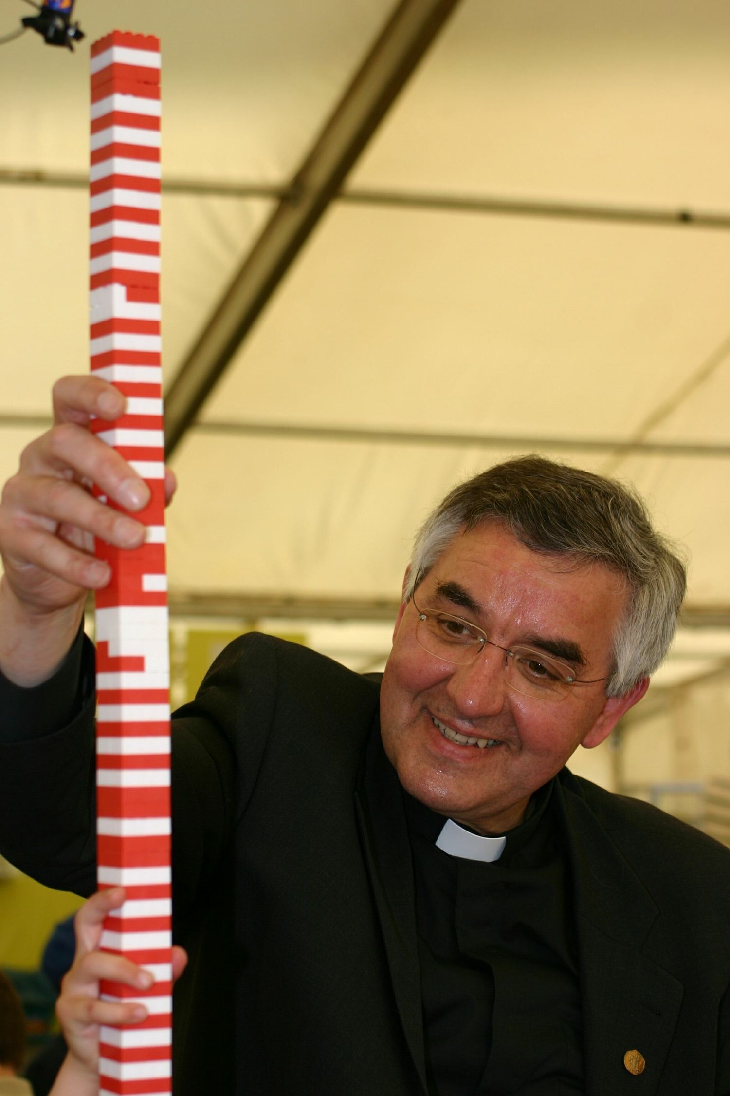 Gebert mit "Caritas-Turm" aus Legosteinen während einer Aktion