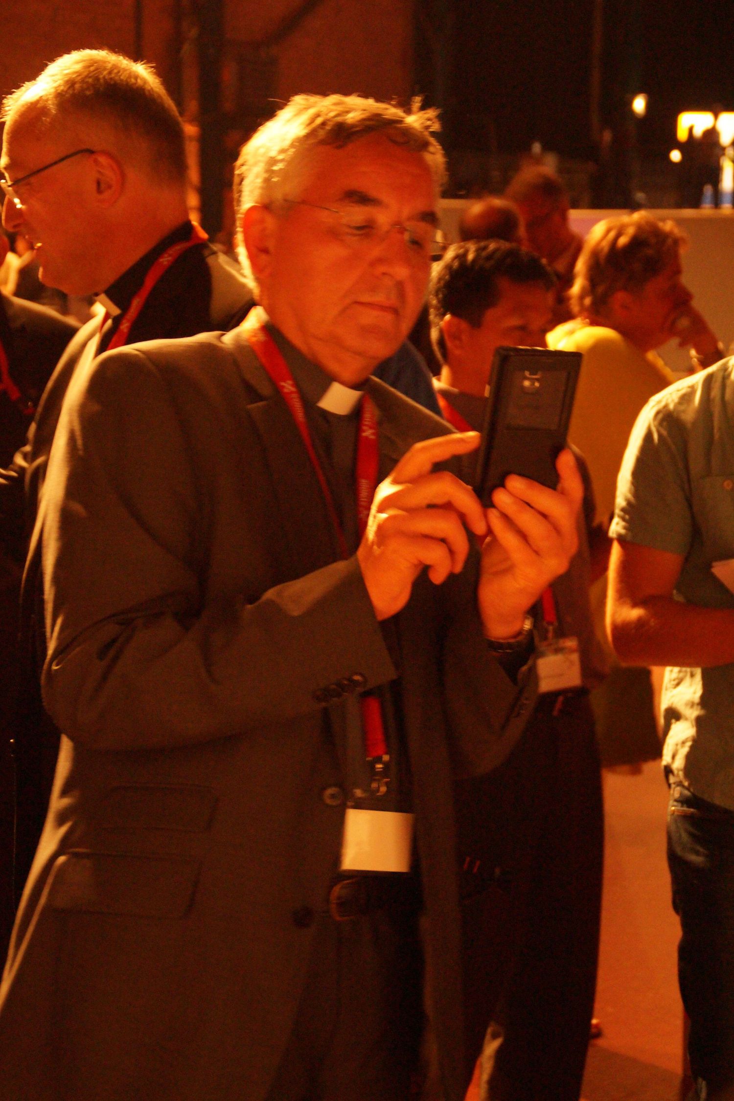 Gebert im SynodenPlenum Saarbrücken mit Smartphone