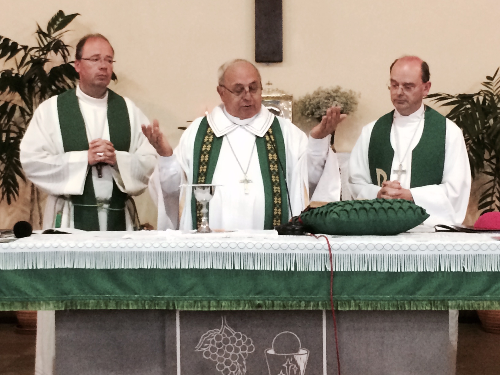 Bischof Dr. Stephan Ackermann und Weihbischof Robert Brahm am Montag Abend in der Pfarrkirche des Ortes. Die Leitung des Gottesdienstes hatte der Bischof von Novo Hamburgo Dr. Zeno Hastenteufel.