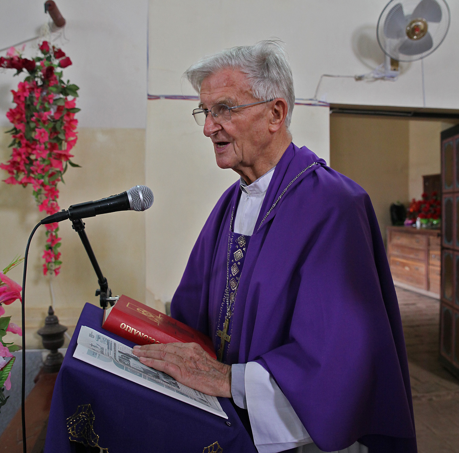 "Padre Leo" predigt im Gottesdienst