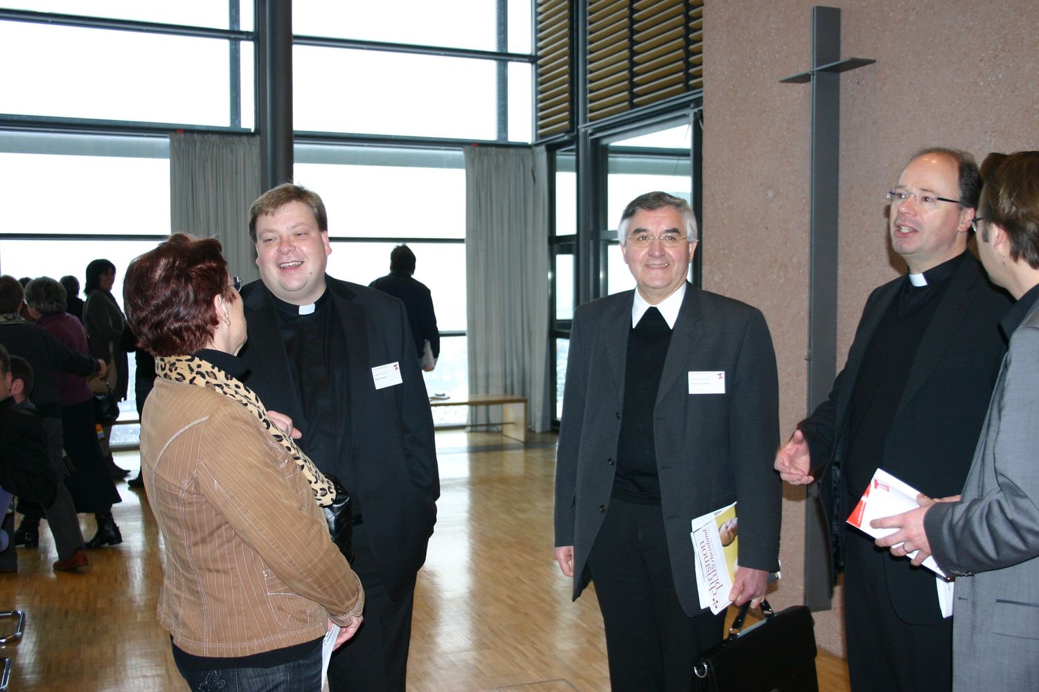 Gebert mit Besucherdienst-Mitarbeiterin, zwei Pfarrern und Bischof Stephan - Ökumenisches Forum 2012