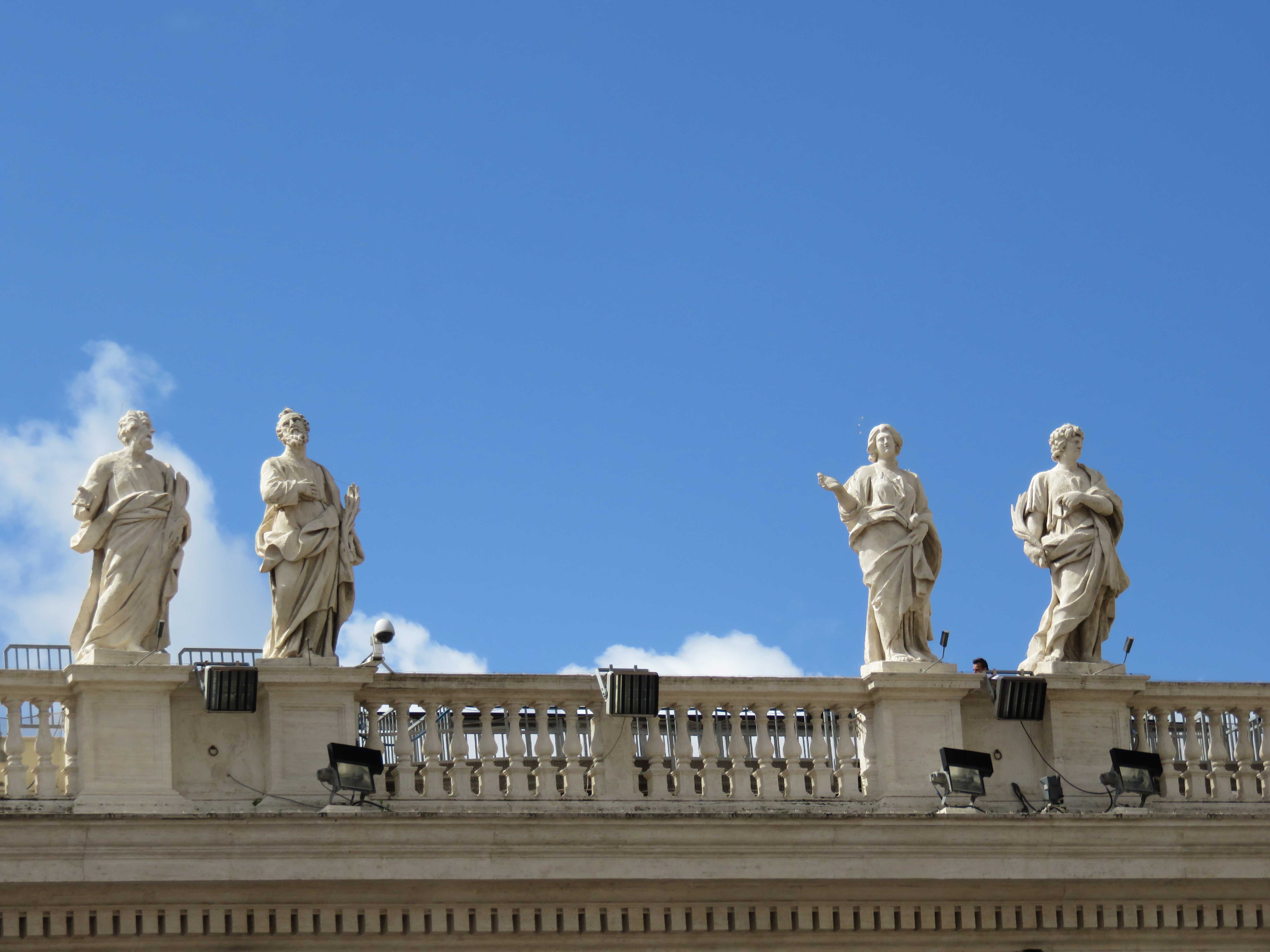 Heiligenfiguren an einem Gebäude