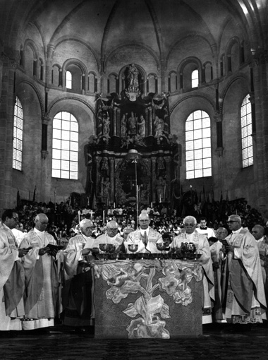 Amtseinführung im Trierer Dom - von rechts: Weihbischof Jakoby - Altbischof Stein - Spital - Diakon Wittschier - Kardinal Höffner - Weihbischöfe Schmitt und Kleinermeilert