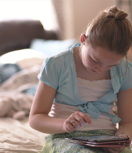 Studie zu Interaktionsrisiken im Internet: Kinder zwischen Schutz und Teilhabe