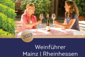 Zwei Frauen mit Weingläsern an einem Tisch in einem Innenhof © Rheinhessen-Touristik GmbH/Dominik Ketz