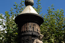 Bildergalerie Nagelsäule Detail der Nagelsäule am LiebfrauenplaNz Die Hauptsäule wird vom "Eisernen Kreuz" und dem Spruch "In Kriegsnot helf uns Gott" bekrönt. Sie ist in insgesamt drei Teile gegliedert: gsnot helf uns Gott" bekrönt wird, ist in insgesamt drei Teile gegliedert. Der obere Hauptring behandelt die Thematik "Kriegsarbeit" und zeigt einen Waffenschmied, einen Krieger mit Fahne und einen Soldaten mit seinem Sohn.