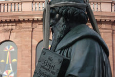 Bildergalerie Gutenberg Denkmalrestaurierung Gutenberg-Denkmal am Haken Das Gutenberg-Denkmal am Haken, im Hintergrund das Staatstheater