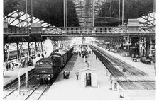 Bildergalerie Hauptbahnhof Bahnsteighalle 1935 Am 8. Dezember 1934 wurde im Mainzer Anzeiger der Umbau des Mainzer Hauptbahnhofs im Rahmen von Arbeitsbeschaffungsprogrammen der Reichsbahndirektion angekündigt. Wenige Wochen später, am 23. Dezember 1934 entstand ein schwerer Brand auf dem Dachstuhl des Bahnhofsgebäudes. Durch das schnelle Eingreifen der Feuerwehr konnte der Zugverkehr aufrecht erhalten und der Einsturz der Bahnsteighalle verhindert werden.