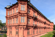 Bildergalerie Kurfürstliches Schloss Kurfürstliches Schloss Das dreiflügelige Kurfürstliche Schloss wurde im Stil der deutschen Renaissance erbaut.