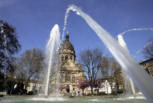 Bildergalerie Brunnenanlagen Wasserfontänen vor der Christuskirche, Hans-Klenk-Brunnen Zurück in Richtung Innenstadt führt der Weg zur Kaiserstraße. Vor der Christuskirche springen im Sommer Wasserfontänen in die Höhe.