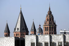 Bildergalerie Rathaus Türme des Doms hinter dem Rathaus Von der Rheinbrücke aus kommend bildet das Rathaus einen modernen Kontrapunkt zu den mächtigen Baumassen des tausendjährigen Domes im berühmten Rheinpanorama der Stadt.