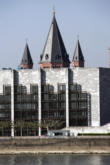 Türme des Doms hinter dem Rathaus