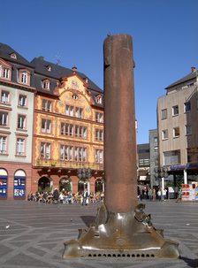 Im Hintergrund der Heunensäule die farbenfrohen Markthäuser