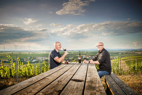 Zwei Männer an einem Tisch in den Weinbergen