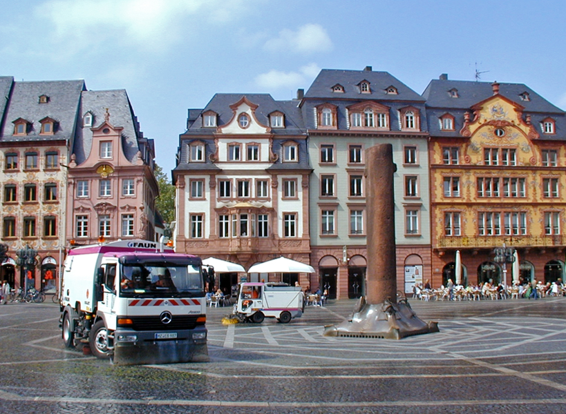 Straßenreinigung auf dem Mainzer Marktplatz.