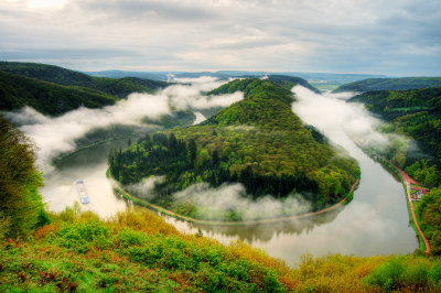 Blick von der Cloef auf die Saarschleife © Wolfgang Staudt, CC BY 2.0 <https://creativecommons.org/licenses/by/2.0>, via Wikimedia Commons