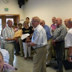 Sommerfest des MGV/Gem. Chores Abtweiler/Raumbach im Jahr 2013 - Dirigent Siegfried Fligg erhielt ein Weinpräsent.