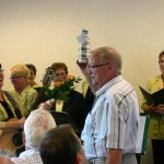 Sommerfest des MGV/Gem. Chores Abtweiler/Raumbach im Jahr 2013 - Vorsitzender Erwin Christian dankte dem Engel-Chor und überreichte Blumen und einen Kuchen in der Flasche.