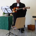 Sommerfest des MGV/Gem. Chores Abtweiler/Raumbach im Jahr 2013 - Pfarrer Anacker singt im Gottesdienst "Über den Wolken".