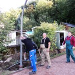 Bau der Flutlichtanlage auf dem Bouleplatz - Laternenmast aufrichten