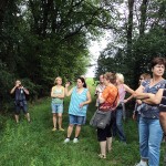 Einweihung vom Kräuterlehrpfad in Abtweiler - Christiane Aulenbacher erklärt