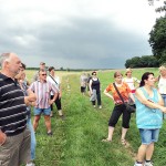 Einweihung vom Kräuterlehrpfad in Abtweiler - Gruppe im Feld