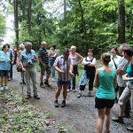 Einweihung vom Kräuterlehrpfad in Abtweiler - Gruppe im Wald