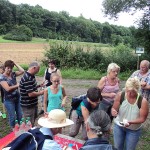 Einweihung vom Kräuterlehrpfad in Abtweiler - Rast der Gruppe