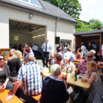 Feuerwehrjubiläum und Einweihung Gerätehaus - Gäste rund ums Gerätehaus