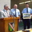 Feuerwehrjubiläum und Einweihung Gerätehaus - Geschenkübergabe von Julius Becker