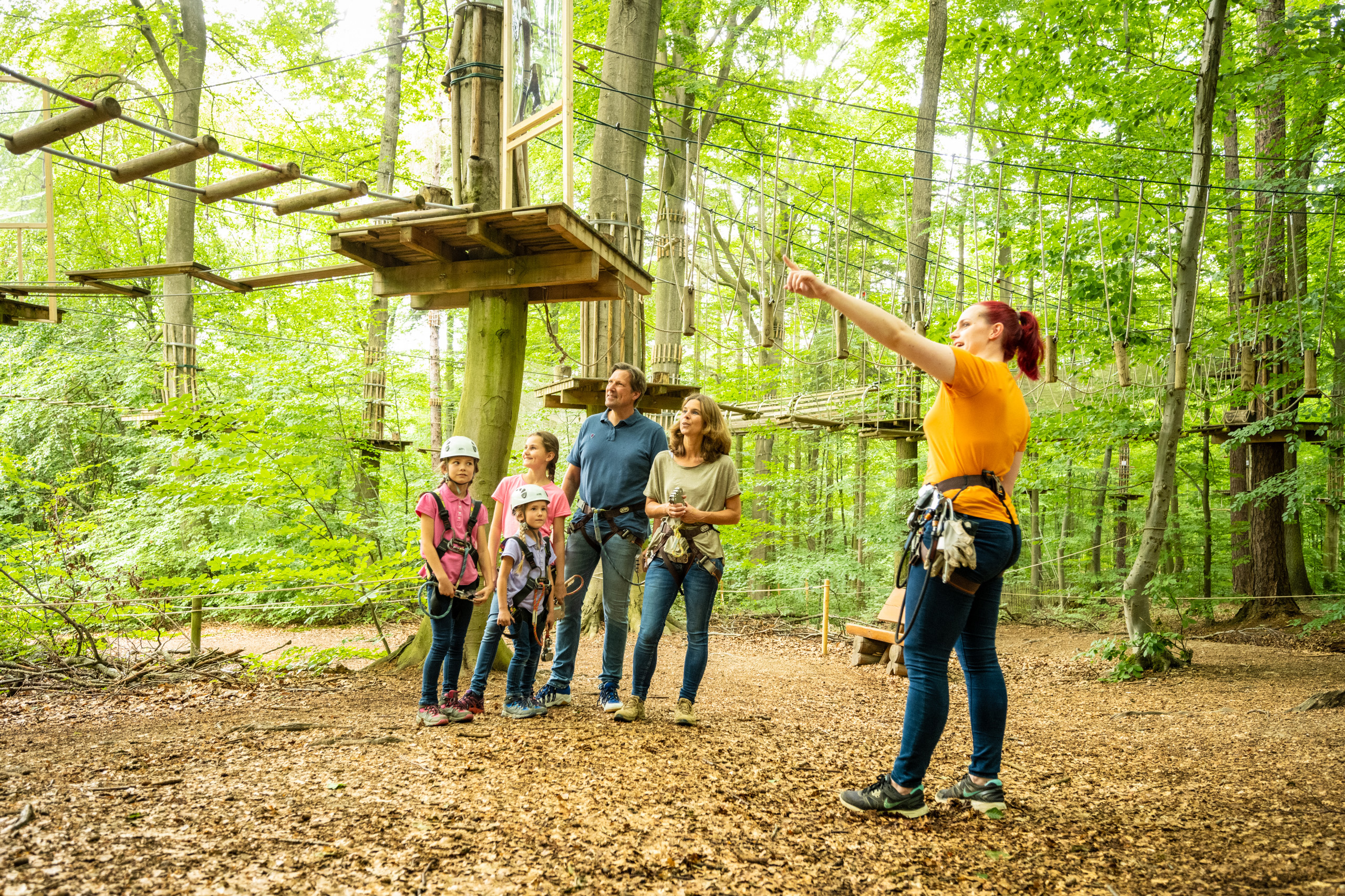 Fachkundige Einweisung in die Attraktionen im Waldkletterpark