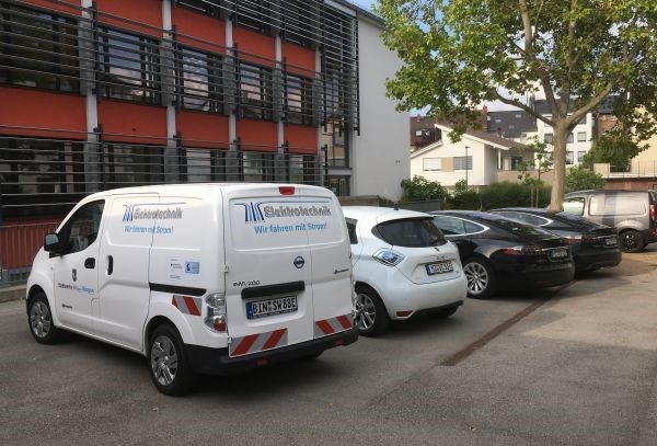 Elektro-Transporter der Stadtwerke und weitere E-Fahrzeuge als Anschaungsobjekte