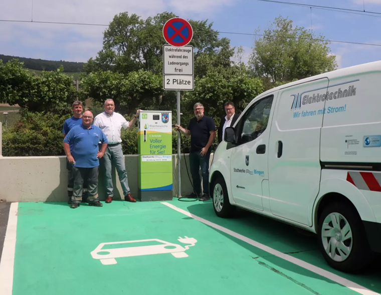 Die ersten beiden Elektroladesäulen der Stadtwerke Bingen werden offiziell in Be-trieb genommen (v. l.): Artur Reck, Klaus Stumm, Maik Thum, Jens Voll und Marco Mohr