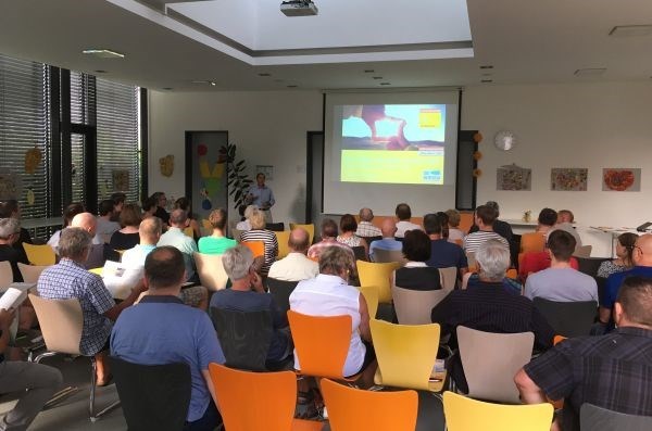 Teilnehmer des Info-Abends "Wie kommt die Sonne in den Tank?"