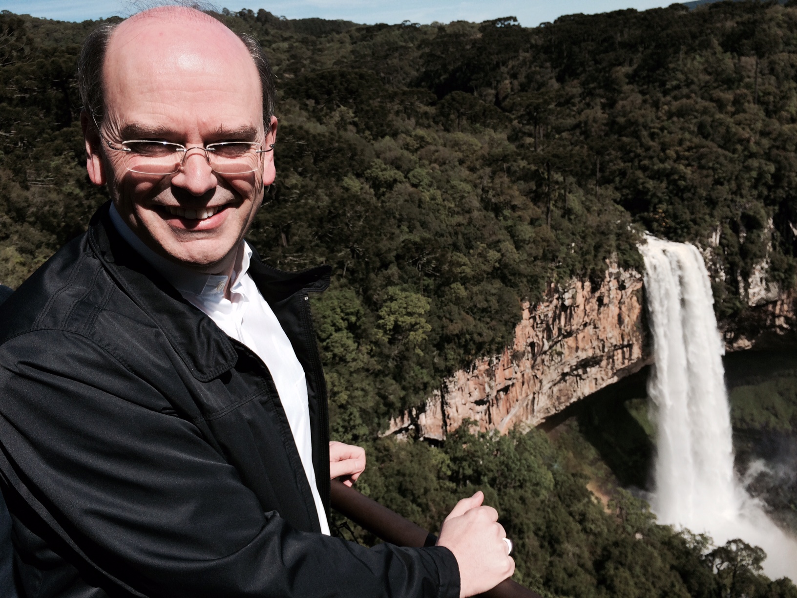 Weihbischof Robert Brahm am Wasserfall des Schneckenflusses