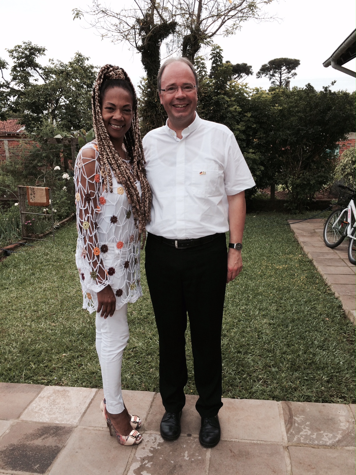 Terezinha da Silva, Bürgermeisterin von Dois Irmãos, mit Bischof Dr. Ackermann.