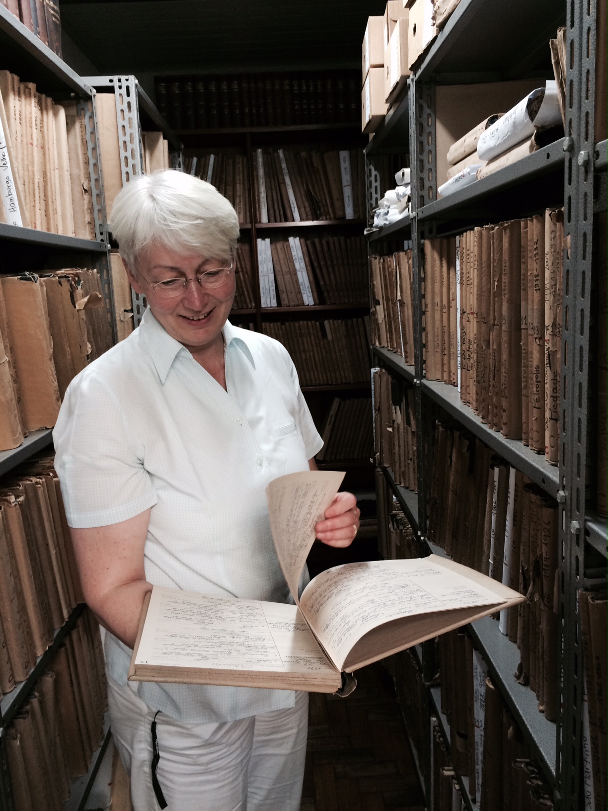 Dr. Monica Sinderhauf im Archiv des Bistums Porto Alegre