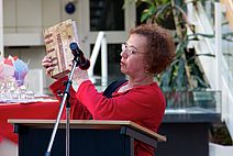 Jeanette Koch erklärt ihre Arbeit (Foto: Christoph Mayr)