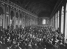 Unterzeichnung de Versailler Vertrages im Spiegelsaal am 28.06.1919 (cc-by-nc US National Archives)