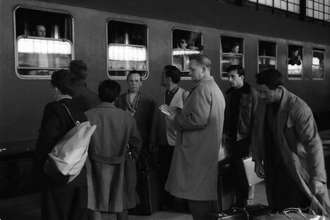 Menschen mit Koffern im Mainzer Hauptbahnhof