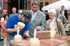 Symbolischer Erster Meißelschlag zum Start der Schlosssanierung 2009