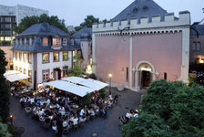 Bildergalerie Heilig Geist Heilig-Geist-Spital mit Terrasse Das Heilig-Geist-Spital als ältestes erhaltenes Bürgerspital Deutschlands und In-Gastronomie mit historischem Flair ist ein eindrucksvoller Schauplatz.