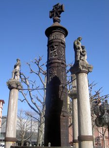 Nagelsäule vor blauem Himmel