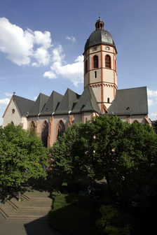 St. Stephan - Hallenkirche mit drei Schiffen und Turm