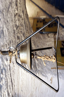 Glocke im unterhaus, die jede Vorstellung einläutet.