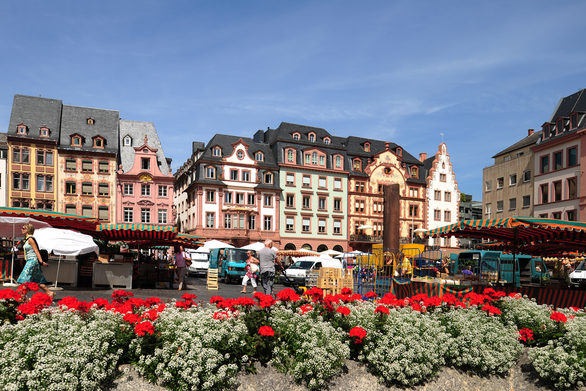 Weekly market at Market square