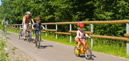 Familie auf dem Ruwer-Hochwald-Radweg - Foto: Dominik Ketz © Rheinland-Pfalz Tourismus GmbH