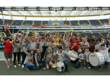 Musiker aus Bürstadt, Lampertheim und Worms-Herrnsheim waren am Samstag Teil des größten Orchesters der Welt in der Frankfurter Commerzbank-Arena.	Foto: KKM