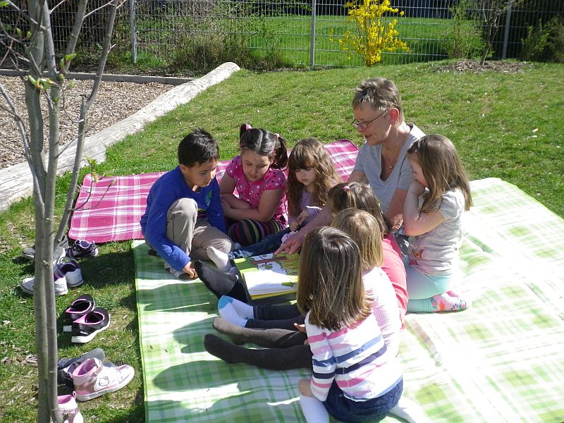 Gemeinsames Lesen im Garten