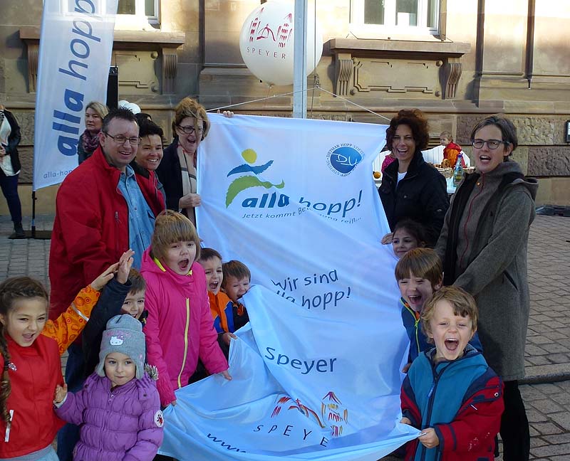 Die Aktionsflagge wird vor dem Stadthaus gehisst, © Stadt Speyer